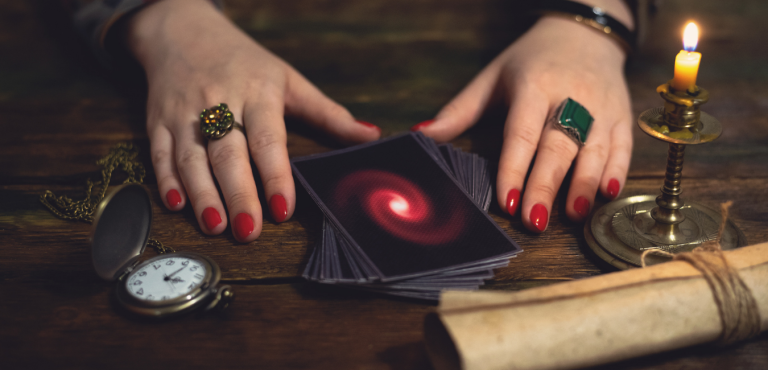 Cartes de tarot étalées pour une voyance discrète par tchat sans appel